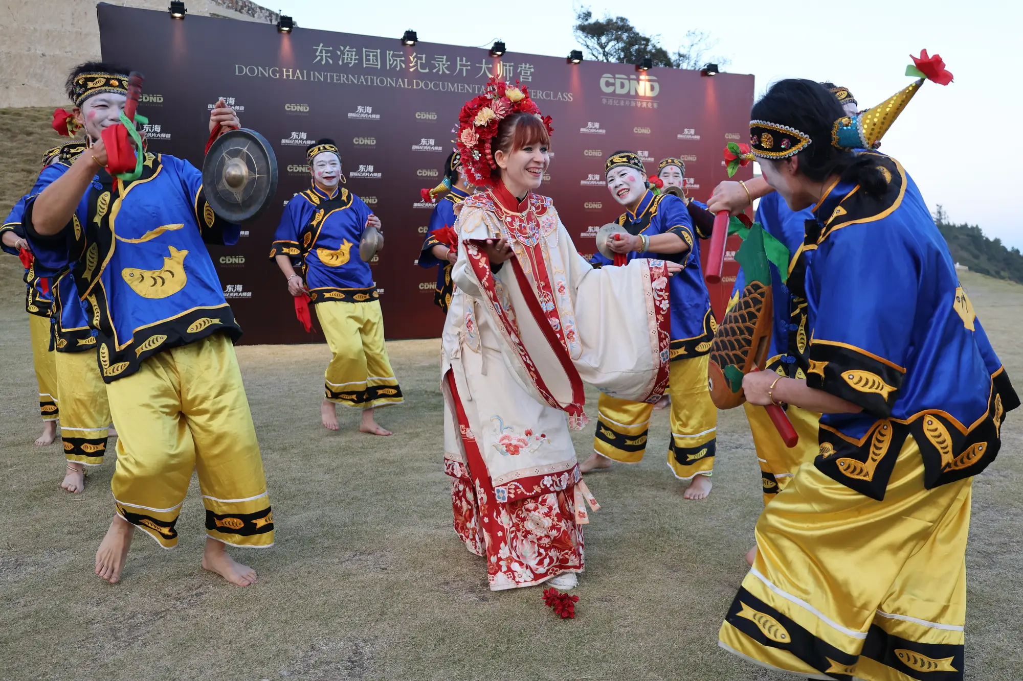 开幕现场，石塘非物质文化遗产「大奏鼓」演出；法国来宾德莱着中国传统服饰与舞者共舞。